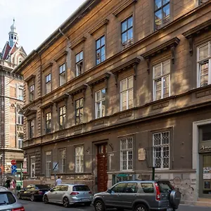 Luxurious & Spacious In The Kertesz Street Budapest
